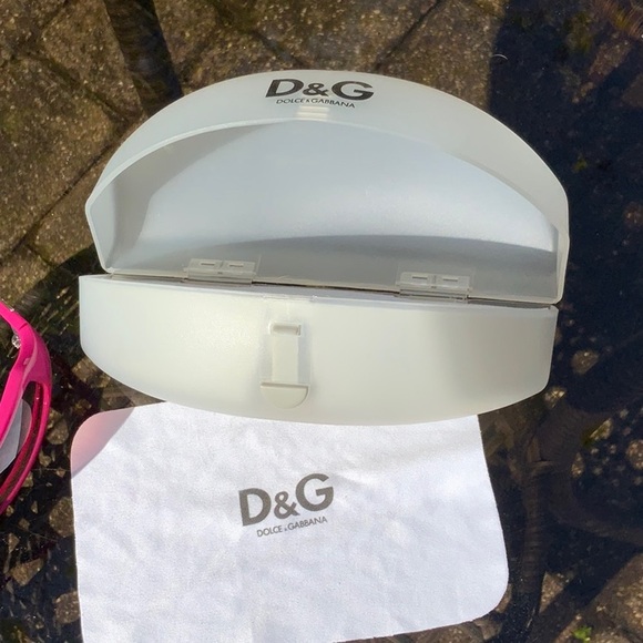 DOLCE & GABANA SUNGLASSES WITH CLEANING CLOTH AND CASE, NEW WITH TAGS - Picture 8 of 8